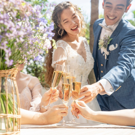 光溢れる会場でゲストと乾杯