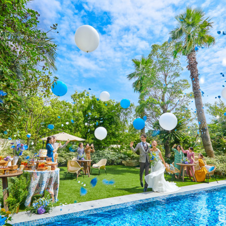 青空にグリーンが映えるガーデン