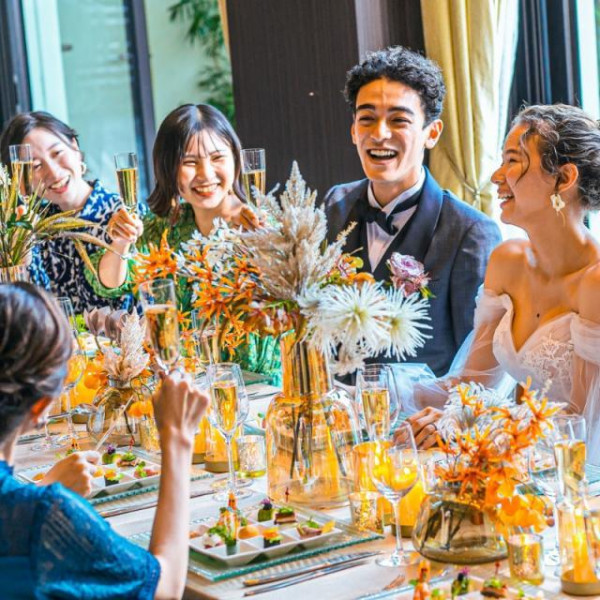 明るいロビーでゲストとの時間を