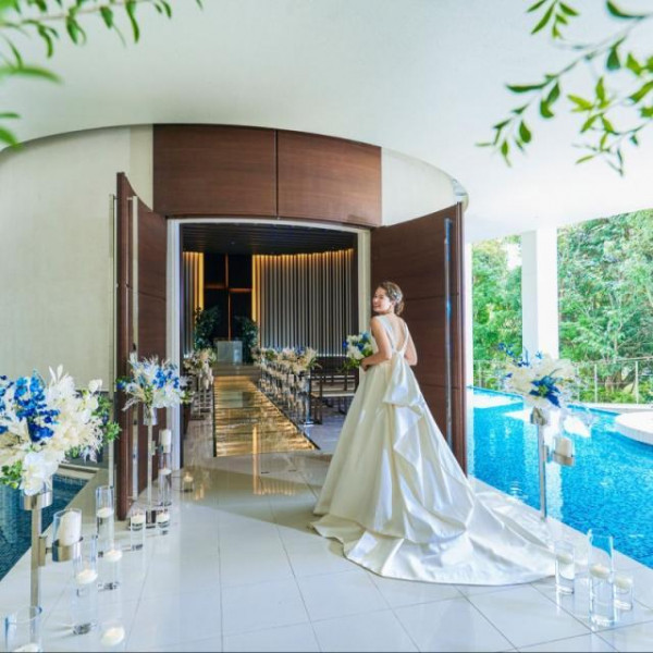 幻想的な雰囲気の水に浮かぶチャペル