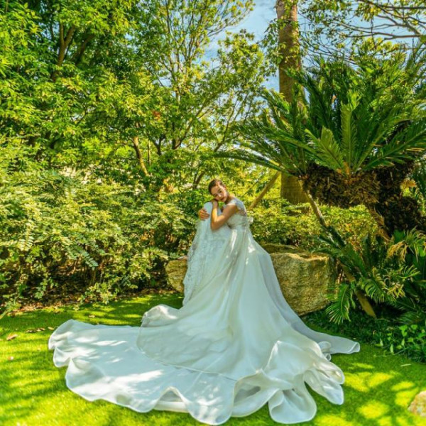 緑をバックにソロショットも