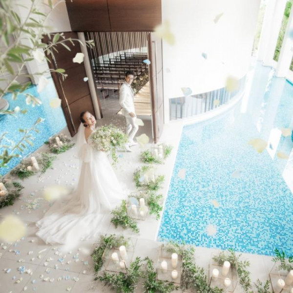 幻想的な水に浮かぶチャペル