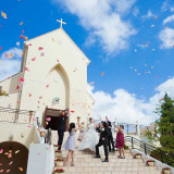 チャペルの大階段ではフラワーシャワーの祝福を!