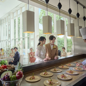 オープンキッチンから料理を提供|ララシャンス迎賓館・伊万里迎賓館の写真(51585803)