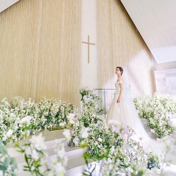 スワロフスキーがさりげなく輝く祭壇が、ふたりの誓いのステージ