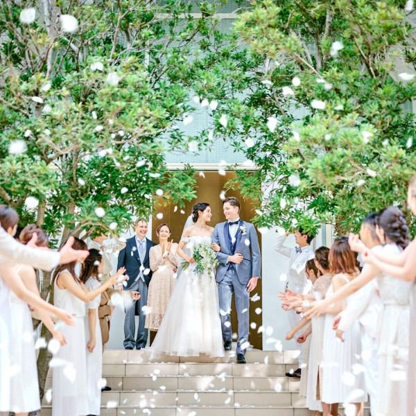 挙式の後は青空と緑を望むガーデンで心が解き放たれるアフターセレモニーを