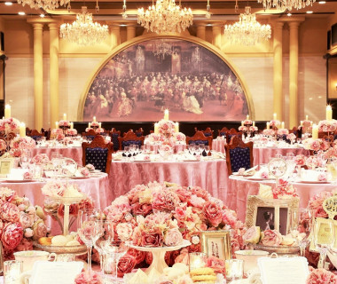 宮殿のような豪華な会場でお姫様にもなれちゃう♪お二人の好きな色でアレンジしよう☆