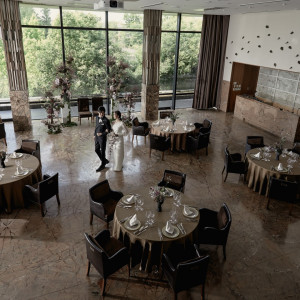 ーLake side terraceー木々をモチーフにした大理石のフロア|IRIS WATER TERRACE AYAMEIKE（イリスウォーターテラスあやめ池）の写真(41867420)