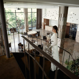 自然に囲まれた華やかな披露宴会場