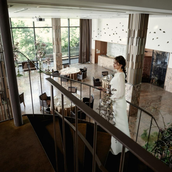 自然に囲まれた華やかな披露宴会場