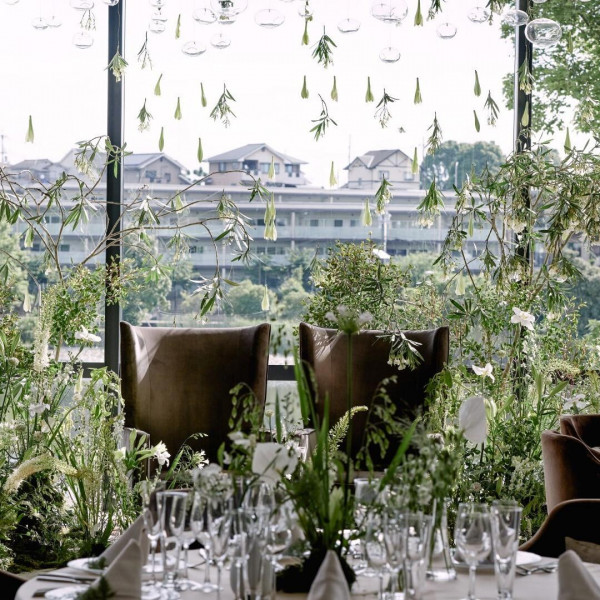 菖蒲池をモチーフにした水泡のシャンデリアや草花が彩る特別な想い出