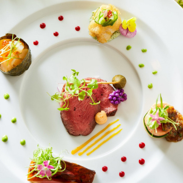 シェフのこだわりとおふたりへの想いが詰まった彩り豊かなお料理