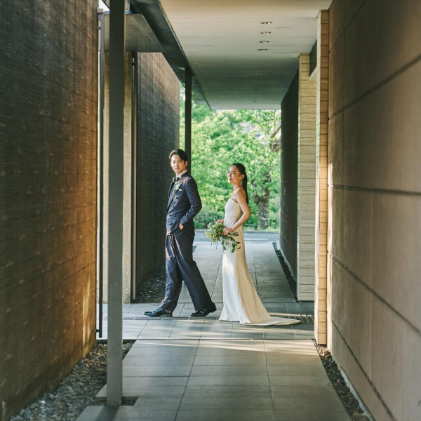 建築が美しいエントランスからゲストを招き入れる