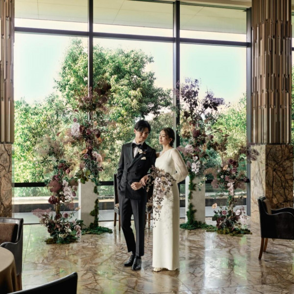 ピンクゴールドを基調としたゴージャスな雰囲気と自然の美しさが調和する披露宴会場