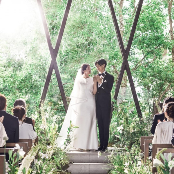 大きな窓から差し込む光が照らすおふたりだけの誓い