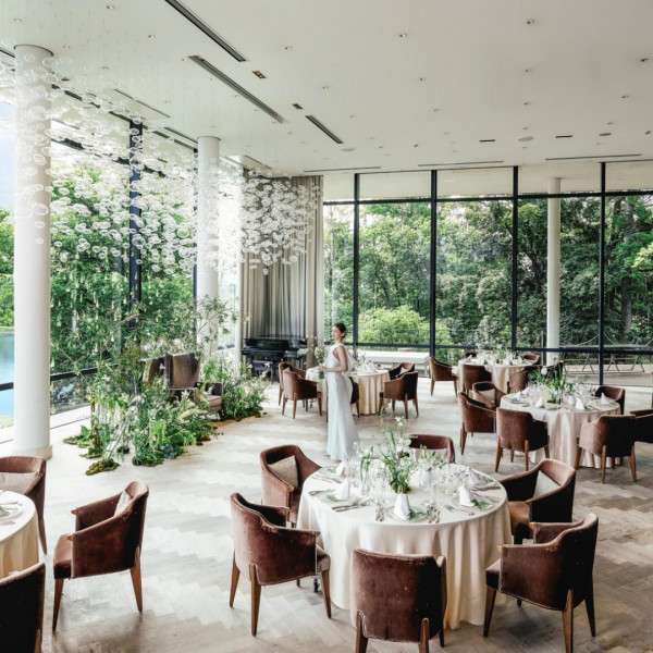 菖蒲池と美しい緑を見渡せるナチュラルな披露宴会場