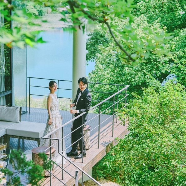 菖蒲池ならではの自然を感じられるテラス