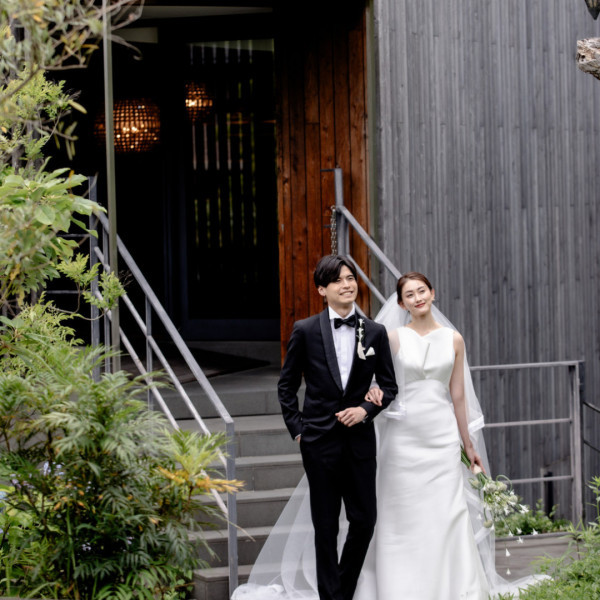 チャペルへと続く自然あふれる中庭