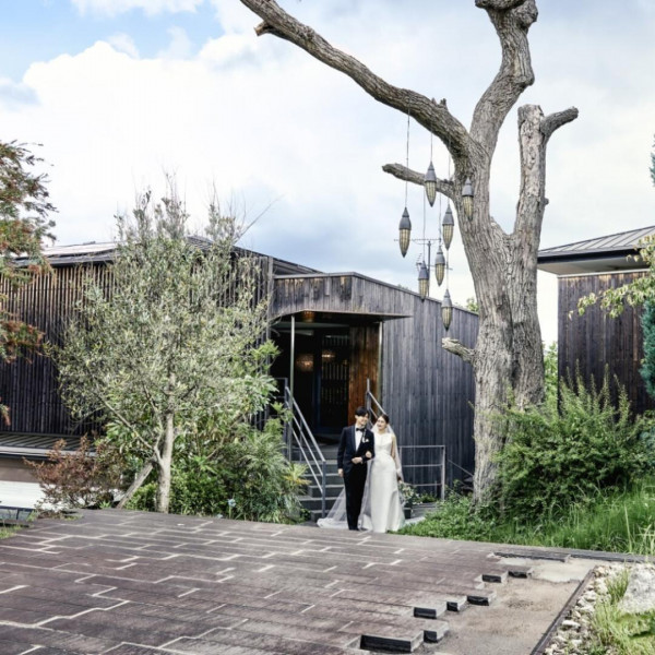 豊かな緑や季節のお花に囲まれながら自然の音をお楽しみいただける中庭