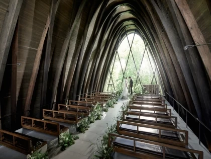 誓いを通して、未来を照らす
女神が見守る神聖な空間で
おふたりらしい誓いをたてる場所