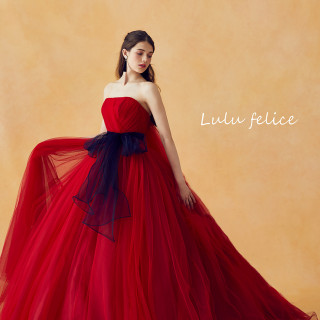 艶やかな赤のドレスにウエストをきゅっと締めるポイントのあるドレス