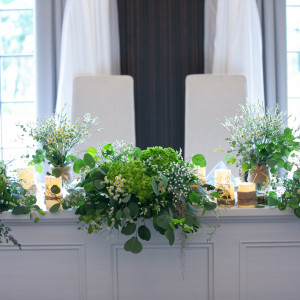おふたりのテーブルを彩るお花は、ドレスや会場の雰囲気に合わせてコーディネート♪緑を取り入れてナチュラル雰囲気に☆彡|グリーンキャメロットリバーサイドの写真(20609046)