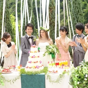 ガーデンでウエディングケーキに入刀することも可能♪堅苦しくなく、パーティー感覚で披露宴も楽しめるのでおすすめ！緑を背景に写真映えもバッチリ！|グリーンキャメロットリバーサイドの写真(20312544)
