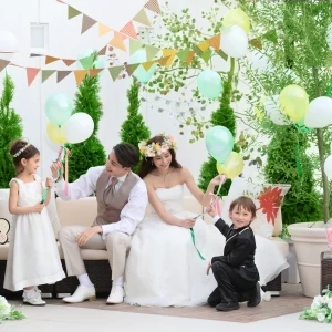 マタニティ婚やパパママ婚のおふたりにも安心して挙式・披露宴を行っていただけます！お子様とのお写真はかわいさ倍増です♡|グリーンキャメロットリバーサイドの写真(20312531)
