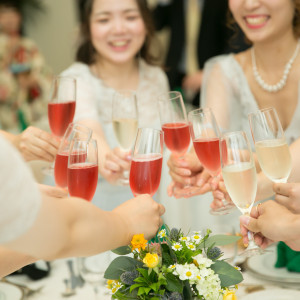 おふたりの結婚を祝して乾杯♡おふたりの楽しい祝宴がスタートです♪アルコールまたはノンアルコールをご用意しております。当日スタッフが確認いたしますので、ご安心くださいませ。|グリーンキャメロットリバーサイドの写真(20312135)