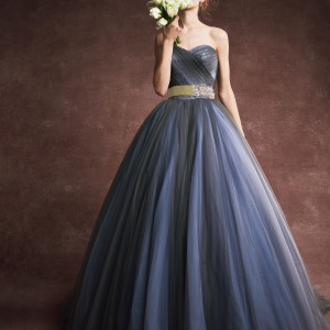 ドレスのデザインだけでなく、デコルテデザインも重要！デコルテが美しく映えるVカットラインドレス。ビーディング刺繍が圧倒的に美しく華やかな1着♪|グリーンキャメロットリバーサイドの写真(20609122)