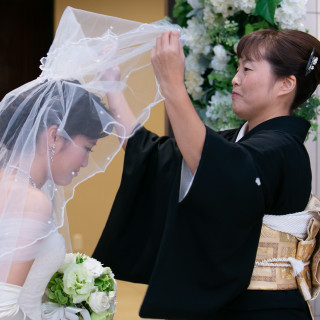 ☆ベールダウンセレモニー：
花嫁の仕上げはお母様の手で！
感動的な雰囲気に包まれます。