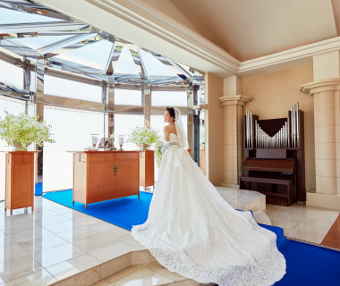 光と水と緑の厳かなチャペル。
バージンロードに敷かれたロイヤルブルーのカーペットが、新婦様を高貴な雰囲気へと変えてくれます。
