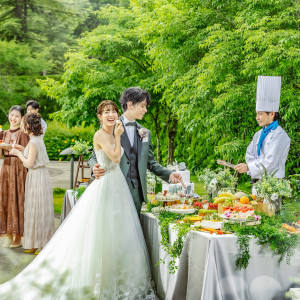 ビュッフェやBBQなど、ふたりらしいスタイルを屋外で行えば、楽しさのあまりみんなが満面の笑みに|ヴィラ・グランディス ウェディングリゾート 富山の写真(32474428)