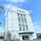 鈴鹿市街を見渡せる好立地。白子駅から車で2分、徒歩圏内で、国道23号線沿いのランドマーク的ホテル