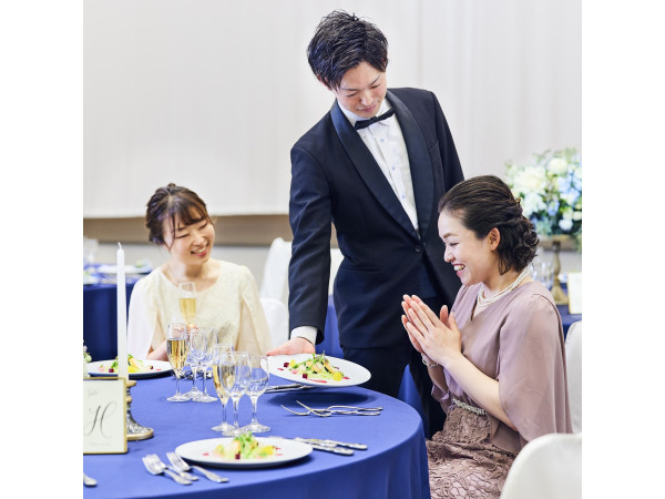 気取らない中人数でのお披露目会から盛大な披露宴も行える＜胡四王の間＞