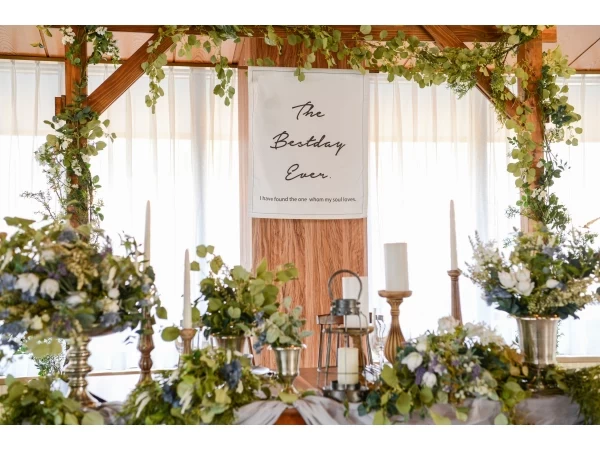 木漏れ日が差し込む開放的な空間<フォレストテラス>