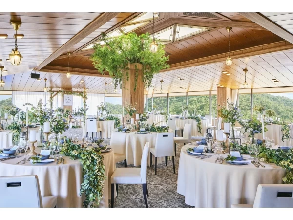 木漏れ日が差し込む開放的な空間<フォレストテラス>