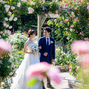 緑と色とりどりのバラやお花のコントラストが美しいバラ園は、園内で行える撮影スポットのなかでも魅力的なロケーションのひとつ。鮮やかな色彩と幸せいっぱいのおふたりを写す|花巻温泉 －The Grand Resort Hanamaki Onsen－の写真(26933238)