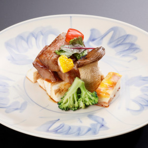 ひと皿ひと皿おもてなしの心で彩り、味だけでなく見た目にもこだわった料理の数々。温かなお料理がテーブルに並ぶとゲストが思わず笑顔になるそんな至福のひと時を|花巻温泉 －The Grand Resort Hanamaki Onsen－の写真(27635414)
