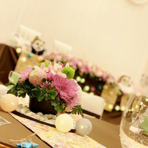 テーブルランナーとお花は和風デザインで、コットンランプの優しい光で幻想的な雰囲気を演出|花巻温泉 －The Grand Resort Hanamaki Onsen－の写真(6824573)