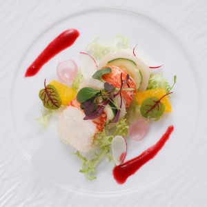 魚介・お肉・野菜と色鮮やかに仕立て、たくさんの食材を使用した体にやさしいフレンチは男女世代問わず楽しめる内容でお届け。ゲストへの感謝の気持ちを表現してくれる品々ばかり|花巻温泉 －The Grand Resort Hanamaki Onsen－の写真(27635298)