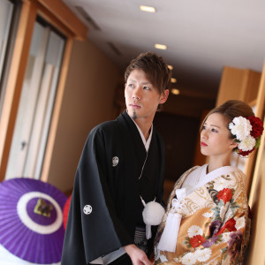 凛々しい紋付き袴姿、美しく優美な打掛姿でおふたりの晴れの日を写真に残す。館内の景色さえもおふたりを引き立たせる日本らしい風景という、近くにあるものを大事に思う良き結婚式|花巻温泉 －The Grand Resort Hanamaki Onsen－の写真(15369134)