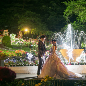 表情が大きく変わるナイトローズガーデンでのウエディング撮影。日中の彩り鮮やかなバラが広がる景色とはまた違ったロケーションでロマンチックで幻想的な1枚に|花巻温泉 －The Grand Resort Hanamaki Onsen－の写真(26321201)