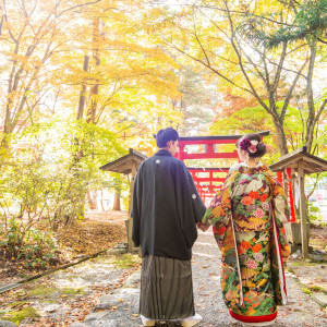 四季折々の景色を楽しめる花巻温泉園内。10月下旬から見頃を迎える紅葉も秋のロケーション撮影では人気のシーズン。凛々しい和装姿と美しい打掛姿が映えるここでしか残せないお写真|花巻温泉 －The Grand Resort Hanamaki Onsen－の写真(15369160)