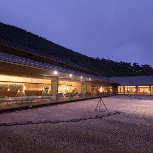 篝火が灯る日本庭園はどこか心が落ち着く日本の風景。自然の風景が大切な思い出の一部になり、特別だけどなんだかほっとできる日本ならではの情景|花巻温泉 －The Grand Resort Hanamaki Onsen－の写真(9296513)