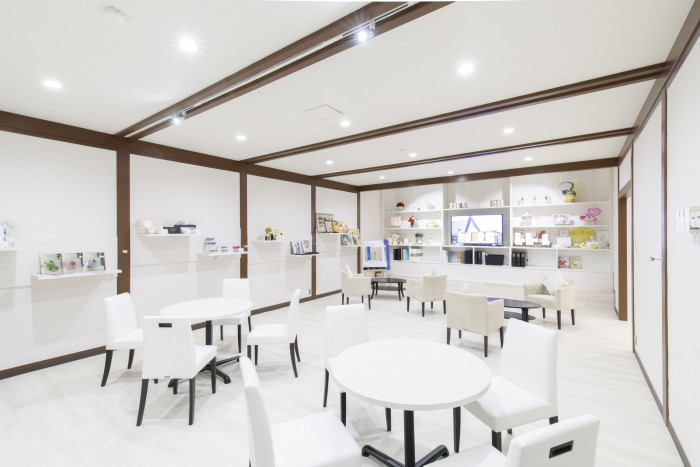 ブライダルアイテムが展示され実際に手に取って見ることができます。