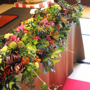 季節の花を中心にお好みのテイストの会場装花で彩る|つば甚の写真(44349149)