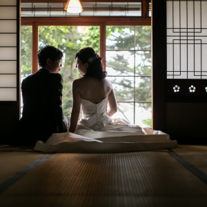 落ち着いた和の空間では、洋装が一層映えます。|つば甚の写真(48425815)