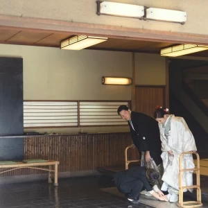 緊張しながら、神社婚へ向かう…ふたりの門出|つば甚の写真(52000036)