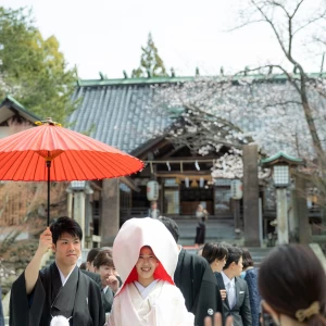 宇多須神社 挙式後東茶屋街を花嫁道中。神社での挙式から、つば甚での披露宴も可能です。|つば甚の写真(50410625)